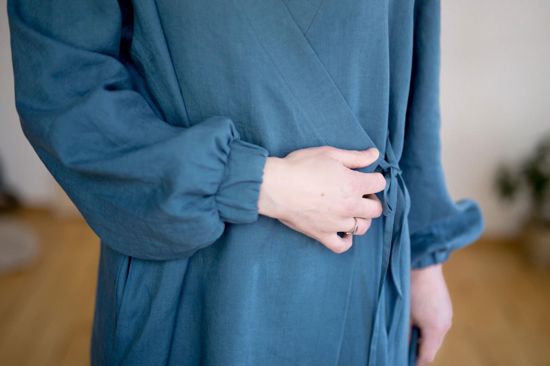 SOPO to sukienka regulowana inspirowana formą kimono. Uszyłam ją z 100% lnu zmiękczanego bardzo przyjemnego w dotyku. SOPO to bardzo sensualna rzecz. Do sukienki dołączam 2 paski: klasyczny oraz innowacyjny pasek-nerkę, który formą nawiązuje luźno do japońskiego obi, jest usztywniany i zapinany na dyskretny zamek. 