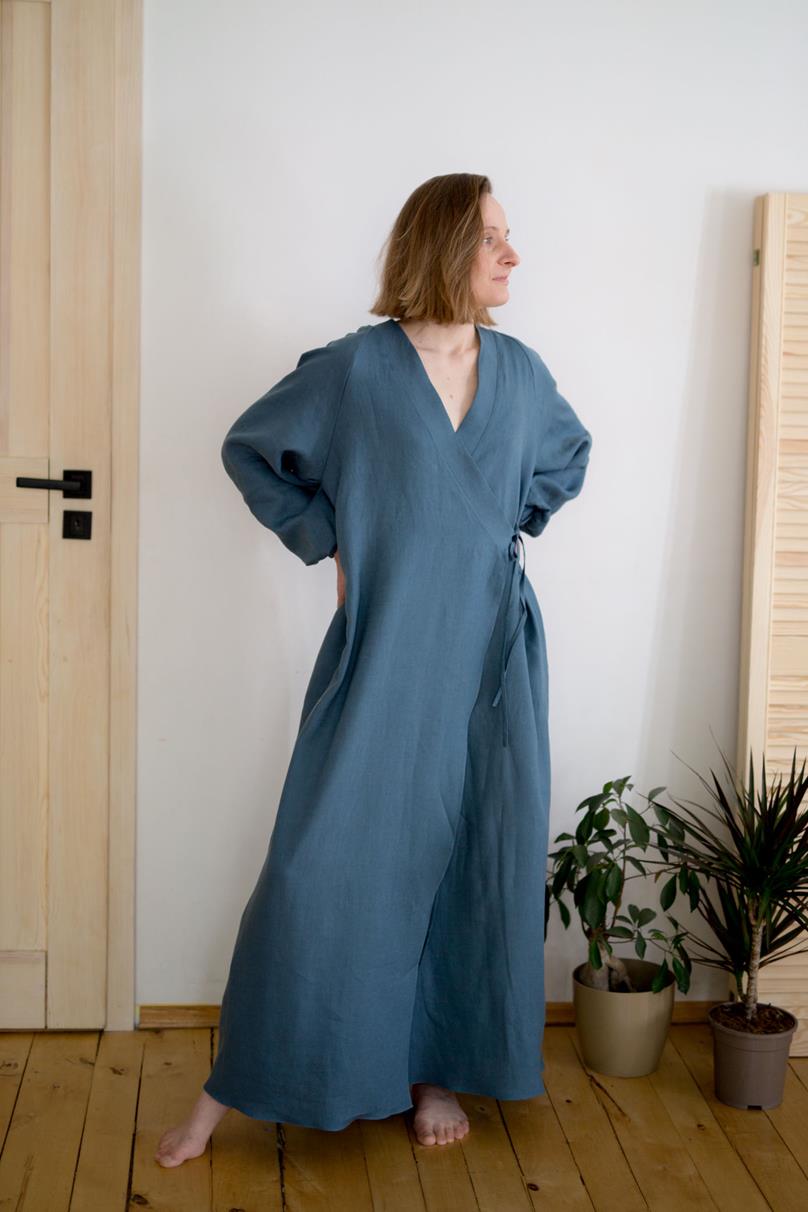 SOPO to sukienka regulowana inspirowana formą kimono. Uszyłam ją z 100% lnu zmiękczanego bardzo przyjemnego w dotyku. SOPO to bardzo sensualna rzecz. Do sukienki dołączam 2 paski: klasyczny oraz innowacyjny pasek-nerkę, który formą nawiązuje luźno do japońskiego obi, jest usztywniany i zapinany na dyskretny zamek. 