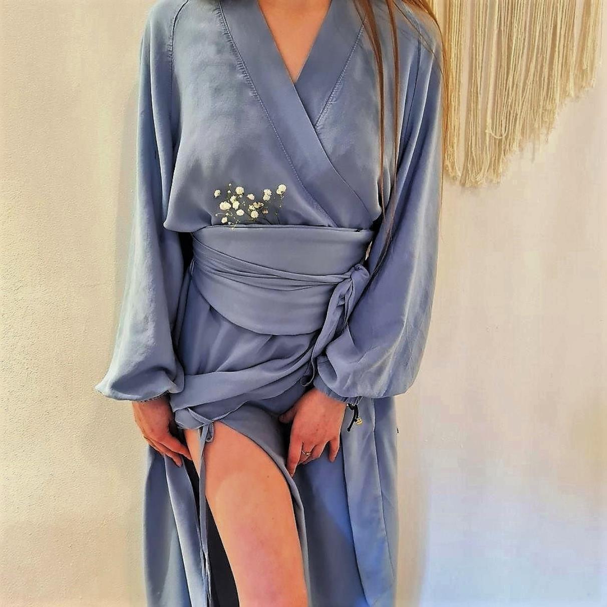 SOPO to sukienka regulowana inspirowana formą kimono. Uszyłam ją z 100% miękkiej wiskozy bardzo przyjemnej w dotyku. SOPO to bardzo sensualna rzecz. Do sukienki dołączam 2 paski: klasyczny oraz innowacyjny pasek-nerkę, który formą nawiązuje luźno do japońskiego obi, jest usztywniany i zapinany na dyskretny zamek. 